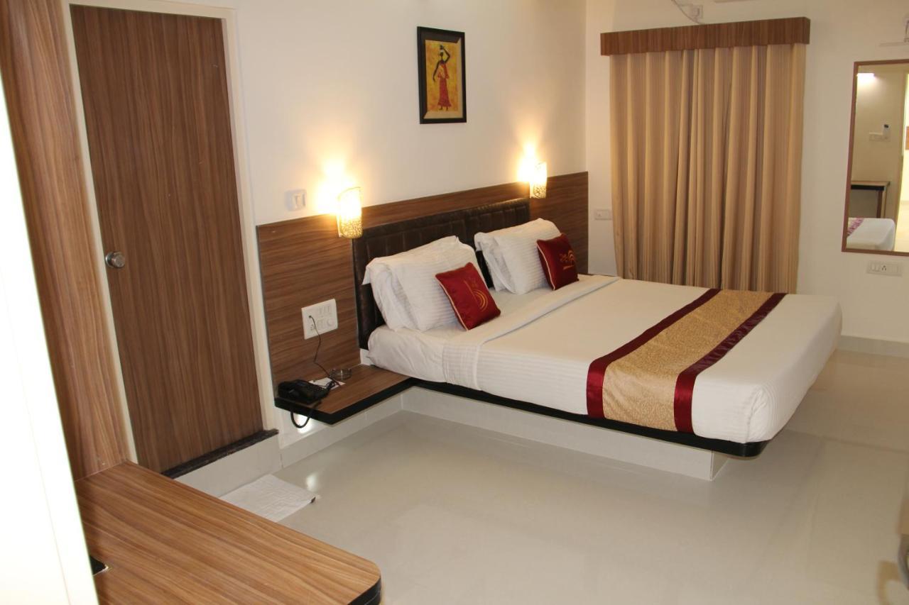 Hotel Grand Bee Bangalore Bagian luar foto