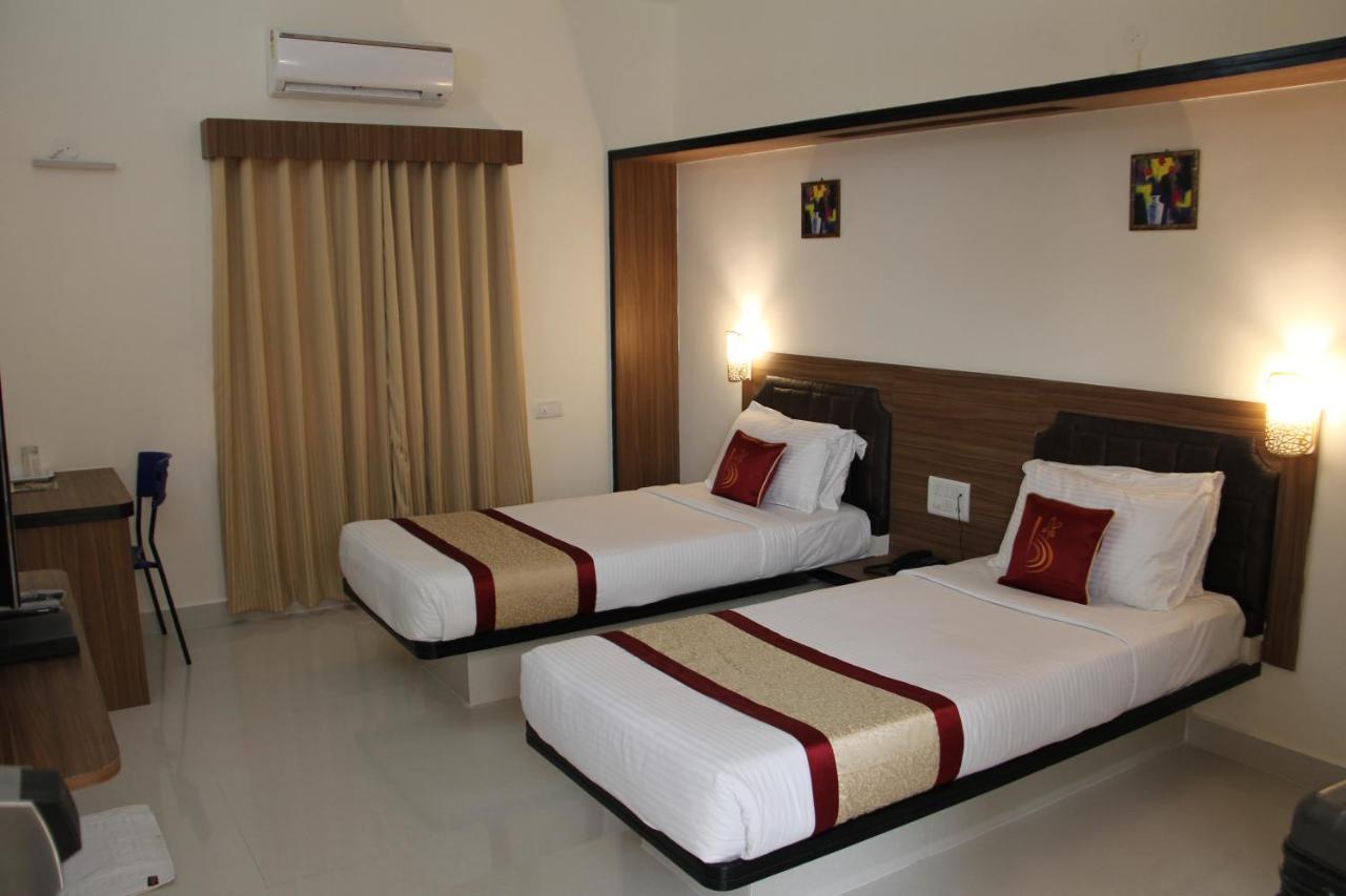 Hotel Grand Bee Bangalore Bagian luar foto