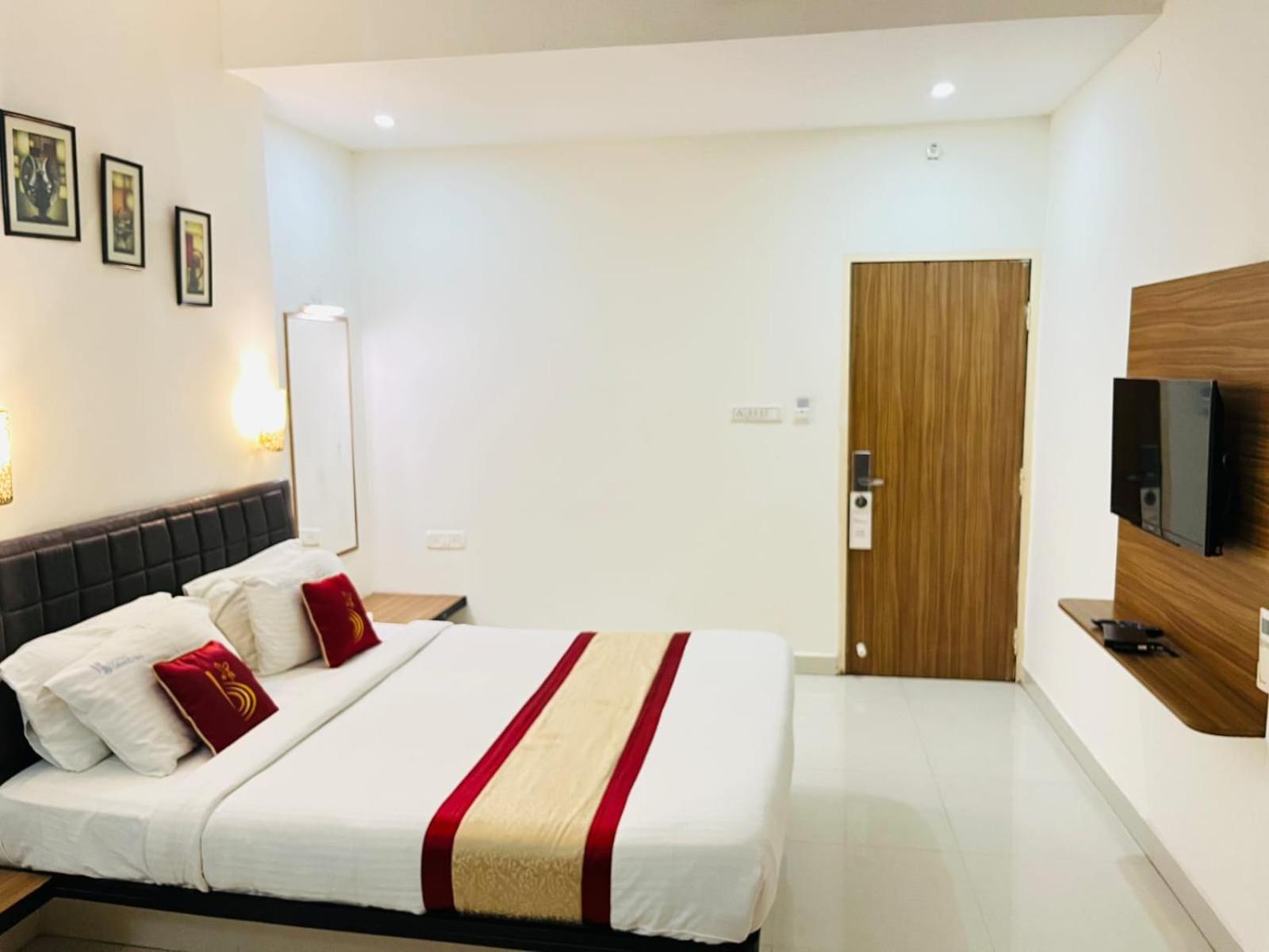 Hotel Grand Bee Bangalore Bagian luar foto