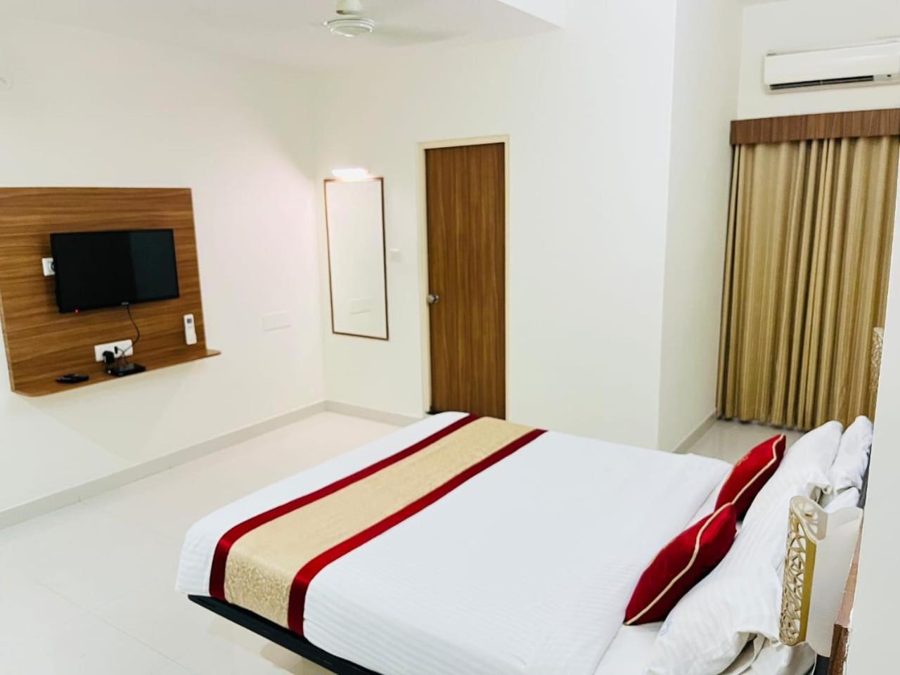 Hotel Grand Bee Bangalore Bagian luar foto