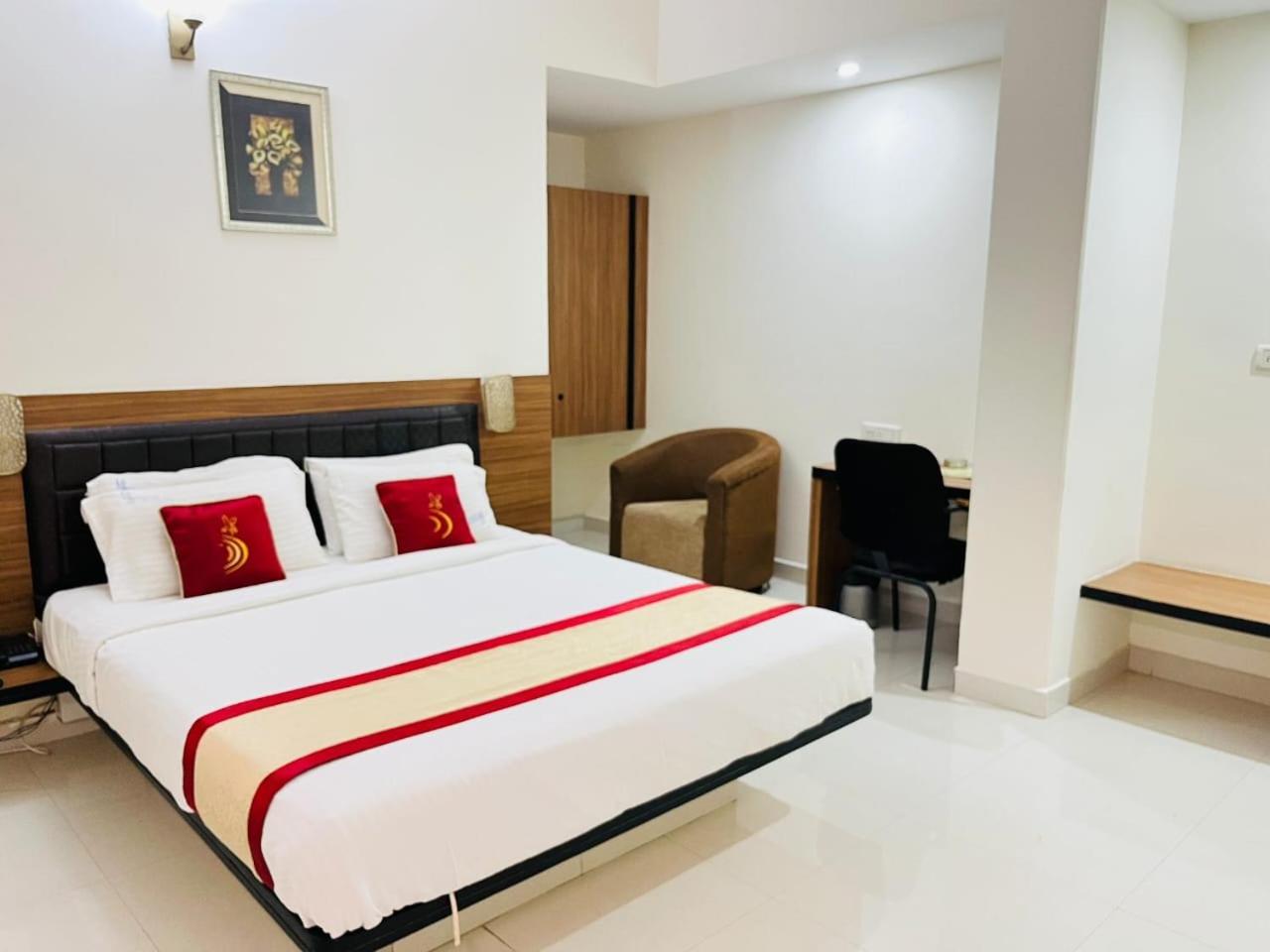 Hotel Grand Bee Bangalore Bagian luar foto
