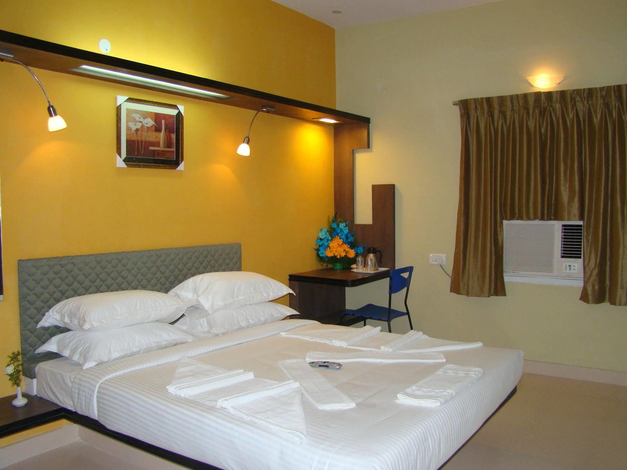 Hotel Grand Bee Bangalore Bagian luar foto