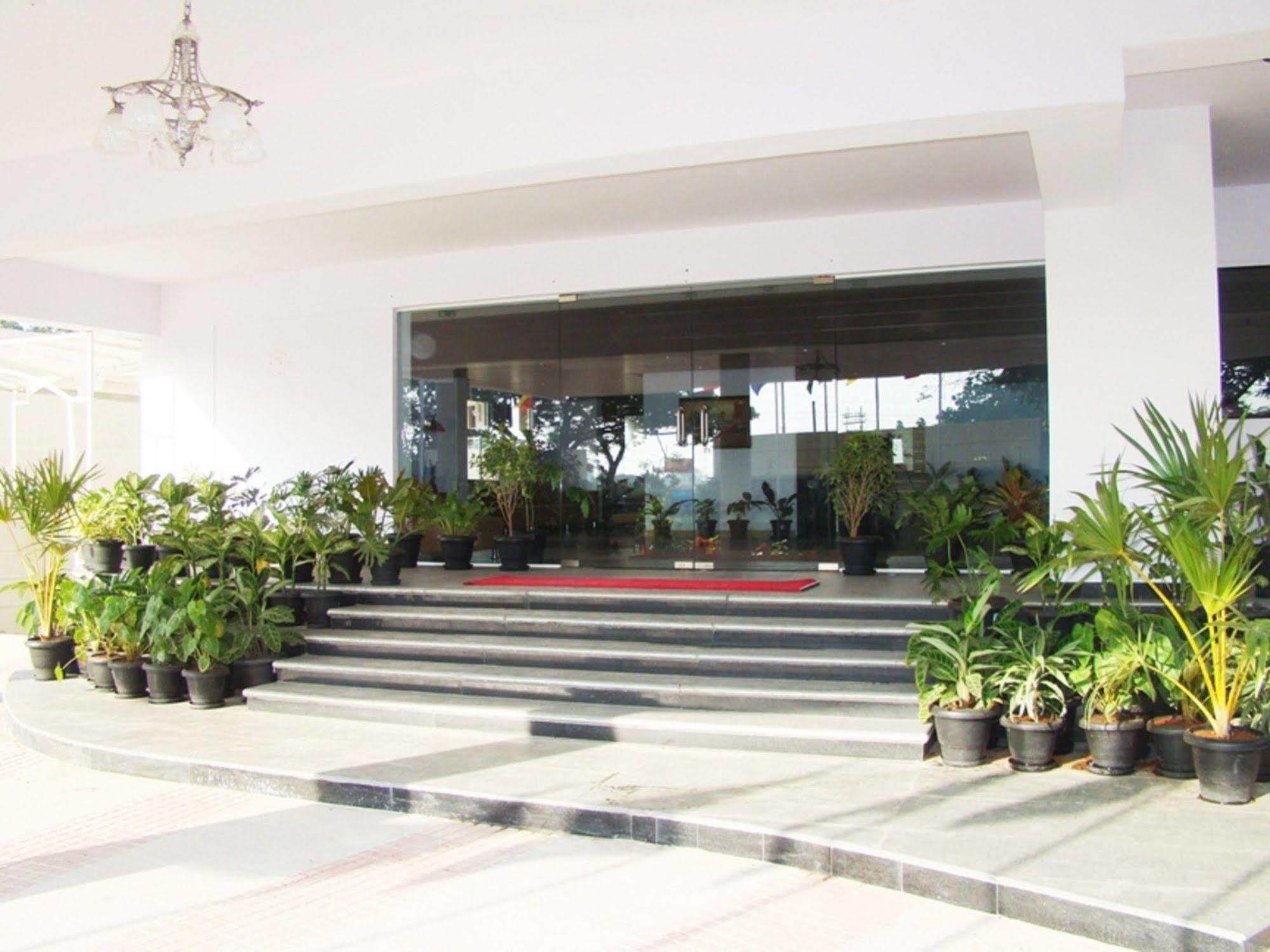 Hotel Grand Bee Bangalore Bagian luar foto