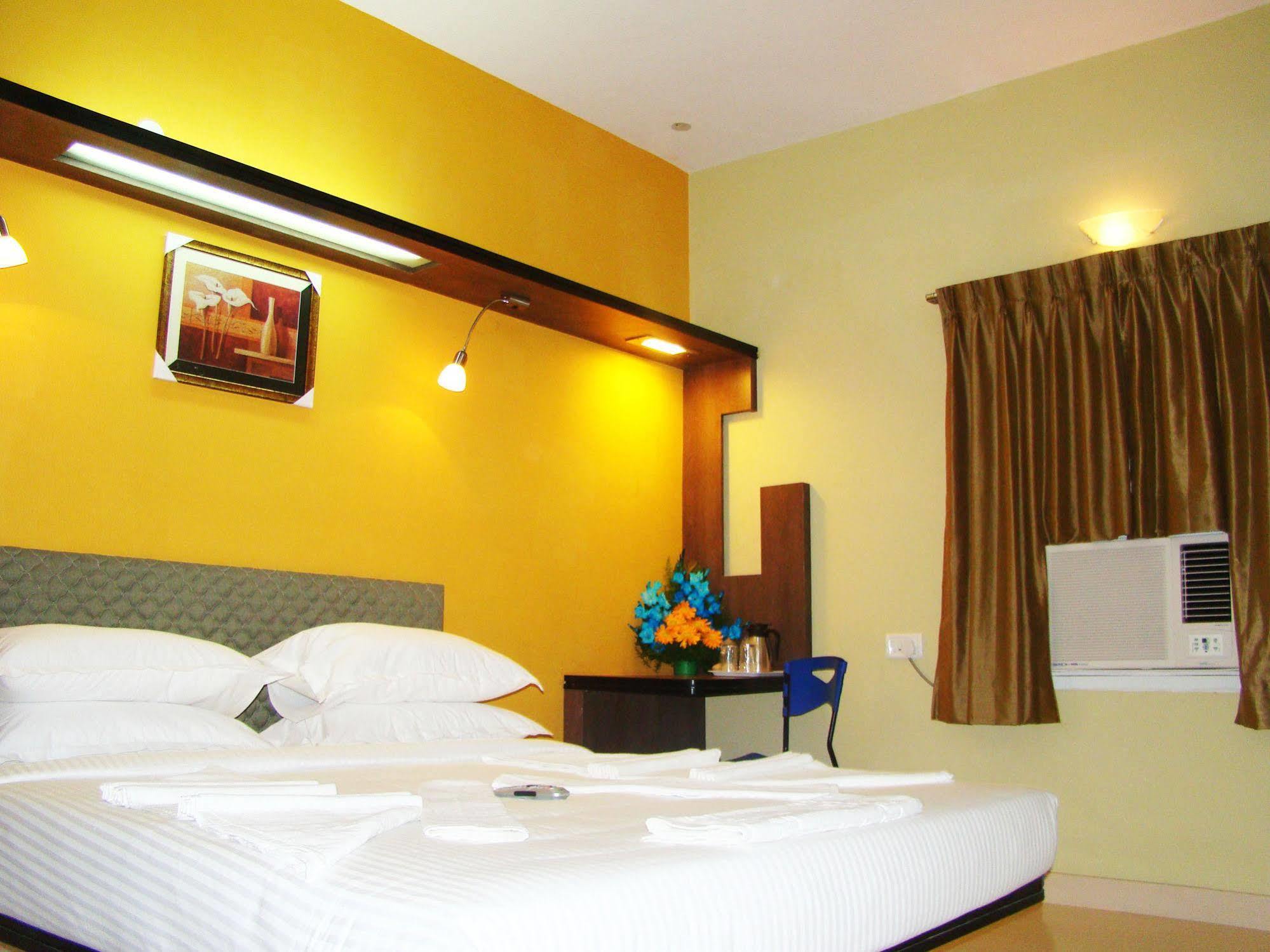 Hotel Grand Bee Bangalore Bagian luar foto